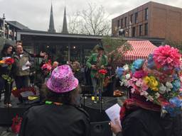 Een serenade op het Pieter Vreedeplein voor bloemenwinkel 't Boeketje eerder dit jaar. (Foto: Imke van de Laar)