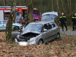 Drie personen raakte gewond bij een ongeval op de Somerenseweg in Heeze. (Foto: Harrie Grijseels)