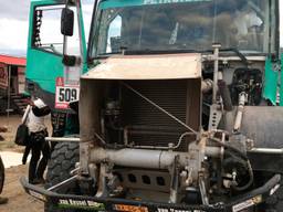 De truck van Ton van Genugten, zonder motorkap