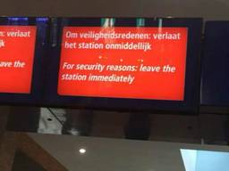 Reizigers worden verzocht het station meteen te verlaten. (Foto: Twitter/@juvadepo)