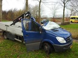 De boom viel recht op de cabine van de bus. (Foto: Danny van Schijndel)