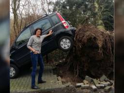 Coby bij haar gelanceerde auto.