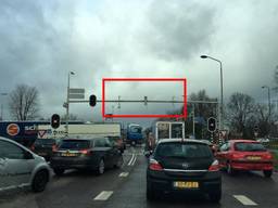 In het rood gemarkeerd door de VID: het weggewaaide verkeerslicht