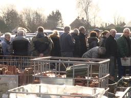 In de rij voor dakpannen (Foto: Raymond Merkx)