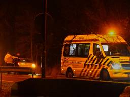 De auto raakte door onbekende reden van de weg. (Foto: Jozef Bijnen / SQ Vision Mediaprodukties)