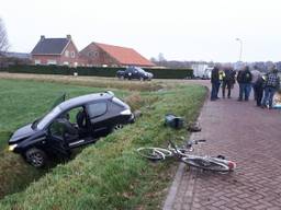 De fietsers zijn met spoed naar het ziekenhuis gebracht. (Foto: Facebookpagina Politieteam Dongemond)