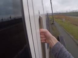 De treinsurfer in actie (Foto: YouTube).