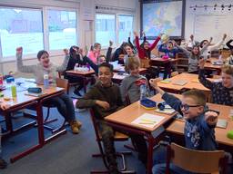 Feest op 'excellente' basisschool De Korenaar in Eindhoven. (Foto: Maarten van den Hoven)