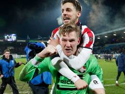 Keeper Branderhorst stopte de vijfde penalty van Roda JC en was de held van de avond. (foto: VI Images)