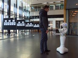 Robot Pepper helpt bezoekers in het gemeentehuis in Oss
