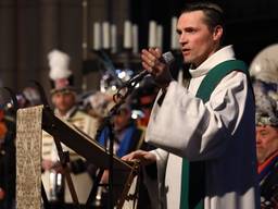 'Hallo allemaal', zingt pastoor René Wilmink. (Beeld: Rob Engelaar)