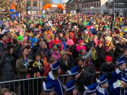 De deelnemers staan al klaar op de Markt (foto: Tom van den Oetelaar).