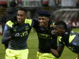 Joshua Brenet, Steven Bergwijn en Nicolas Isimat-Mirin vieren weer een zege van PSV. (foto: VI Images)