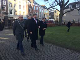 De koning onderweg naar de viering in de Sint Jan.