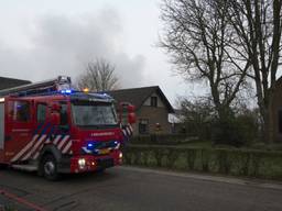 De brandweer bestrijdt het vuur. (Foto: GinoPress)