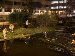 De brandweer zocht met duikteams naar de mannen. (Foto: Sem van Rijssel)