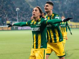 Abdenassser El Khayati heeft Willem II geveld, 'kaartvrager' Bjorn Johnsen juicht mee voor ADO Den Haag (foto: VI Images).