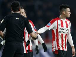 Hirving Lozano verlaat het veld na zijn rode kaart. (Foto: VI Images)