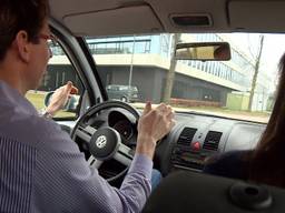 Het systeem ondersteunt de chauffeur tijdens het invoegen.