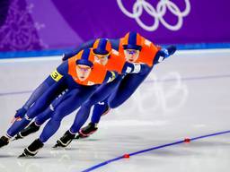 Ireen Wüst in actie bij de ploegenachtervolging (foto: ANP).