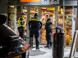 Agenten zijn een onderzoek gestart bij Van Gall& Gall (Foto: Sem van Rijssel)