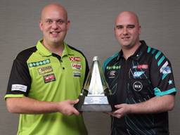 Michael van Gerwen en Rob Cross (foto: Lawrence Lustig/PDC).