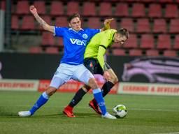 Telstar-spits Andrija Novakovich gaat in het strafschopgebied over de knie bij Sam Kersten. (Foto: Orange Pictures)