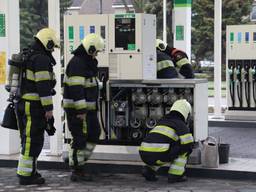 Brandweerlieden sloten de benzinetoevoer af na lekkage (Foto: Gabor Heeres)