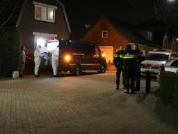 Onderzoek in de woning waar de dode man werd aangetroffen. Foto: Erik Haverhals