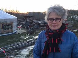 Directeur Bernadette van den Akker bij dat wat er over is van de afgebrande zorgboerderij in Vlijmen. (Foto: Erik Peeters)