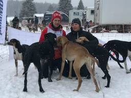 Stefan en Ilse met hun sledehonden op het EK. (Foto: familie Donker)