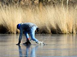 Dit ijs in de buurt van Breda was dinsdagmiddag nog niet overal dik genoeg (Foto: Erald van der Aa).