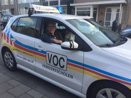 Instructeur Toon van de Mortel in zijn lesauto