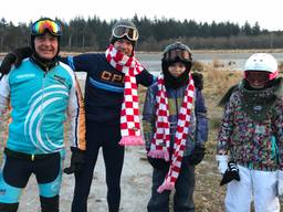 Erwin, zijn kinderen en een collega waren al om 7.00 uur aan het schaatsen (foto: Maarten van den Hoven)