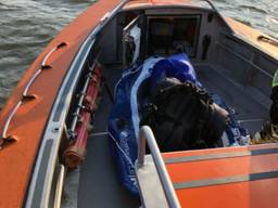 Het lekke rubberbootje in de reddingsboot. (Foto: KNRM)