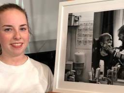 Lotte Kools met het haar winnene foto van haar opa en oma