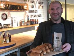 Bakker Bart Houben met zijn bokworstenbroodjes.