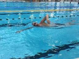 Maarten van der Weijden zwemt al bijna 24 uur (foto: Imke van de Laar)