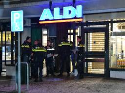 De gewapende overvallers drongen de Aldi binnen. (Foto: Toby de Kort/De Kort Media)
