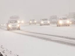 De sneeuw zorgde precies een jaar geleden voor grote verkeersproblemen. (Foto: ANP)