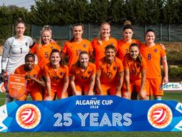 De Oranjeleeuwinnen tijdens de Algarve Cup, met Kika van Es als tweede van links op de bovenste rij. (Foto: VI Images)