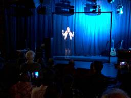 SP-lijsttrekker Bas Maes blij met hologram Lilian Marijnissen in Breda