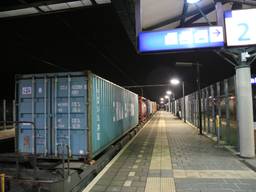 De stilgevallen goederentrein op station Brandevoort. Foto: Harrie Grijseels/SQ Vision
