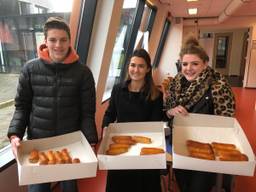 Studenten Helicon Den Bosch leveren hun worstenbroodjes in