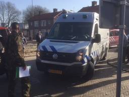 De EOD komt aan in de straat (foto: Willem-Jan Joachems)