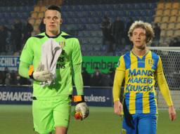 Doelman Etienne Vaessen en Nikki Baggerman lopen teleurgesteld van het veld na een nederlaag (foto: OrangePictures).