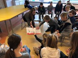 Kinderen van basisschool De Regenboog in Bergeijk krijgen het boek te zien.