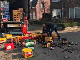 De ravage nadat een pallet met bierkratten was omgevallen (foto: Bart Meesters/Meesters Multi Media).