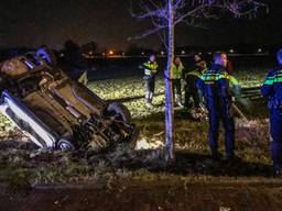 De auto sloeg over de kop (foto: Danny van Schijndel).