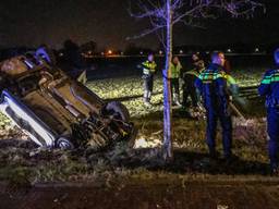 De auto sloeg over de kop (foto: Danny van Schijndel).